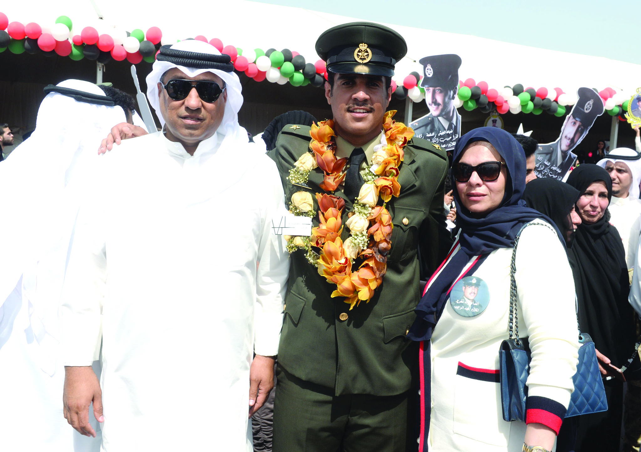 ضابط خريج ووالداه