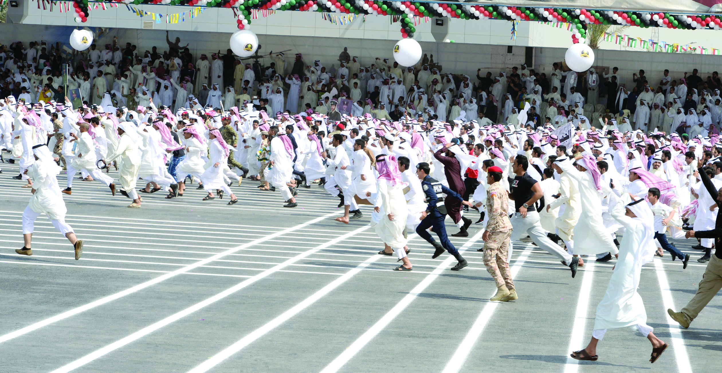انطلاقة فرح لأهالي الضباط... مسك ختام التخرج 	 (تصوير زكريا عطية)