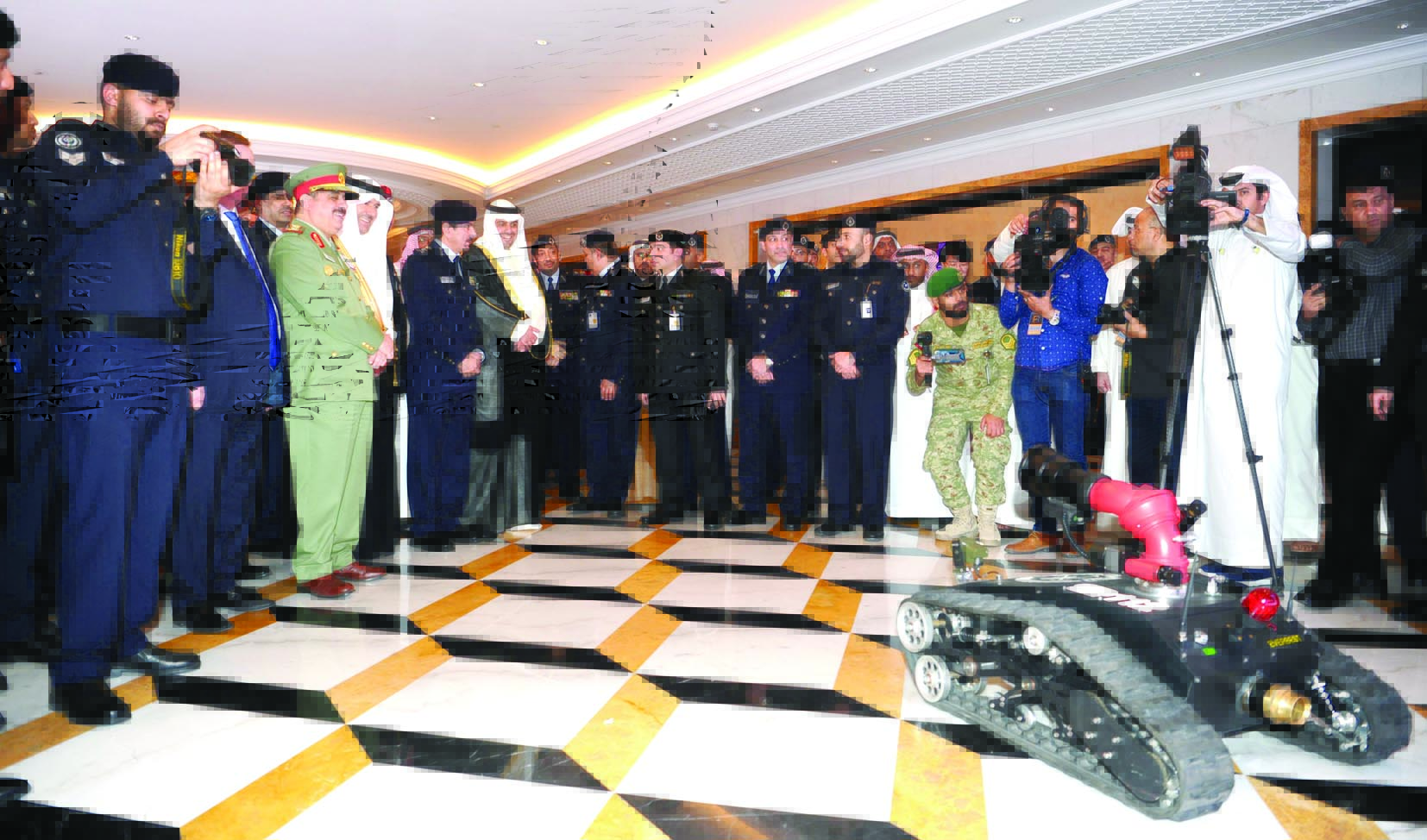 أنس الصالح والوفود المشاركة في جولة في المعرض 