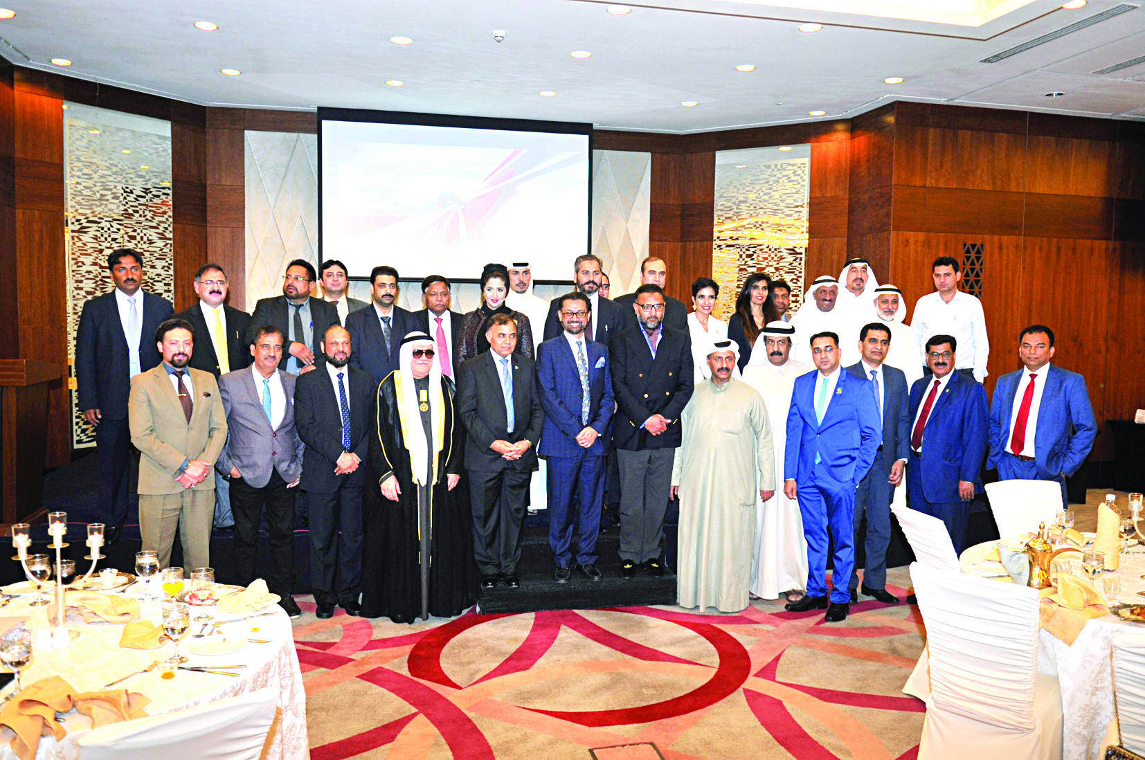 u0632u0627u0645u064au062fu0627u0631 u0648u0627u0644u0645u062fu0639u0648u0648u0646 u0625u0644u0649 u062du0641u0644 u0627u0644u0639u0634u0627u0621 