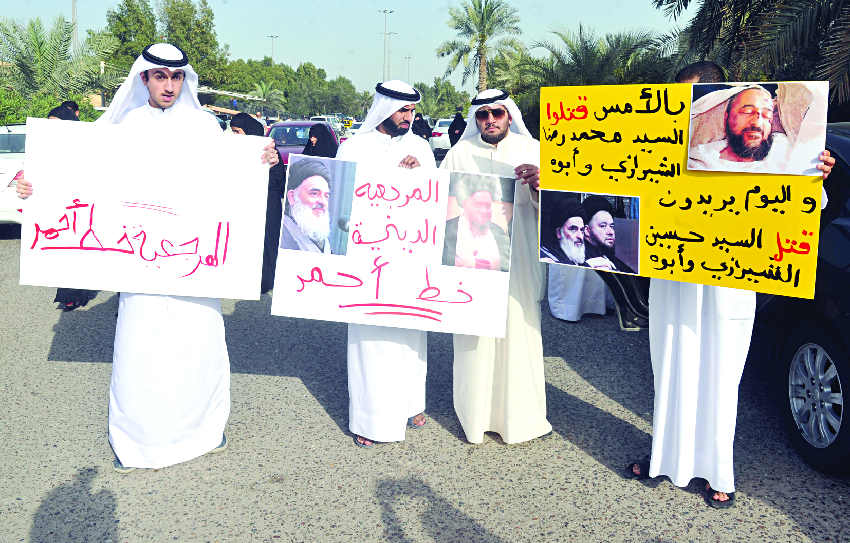 لافتات رفعت للمطالبة بالإفراج عن الشيرازي    	