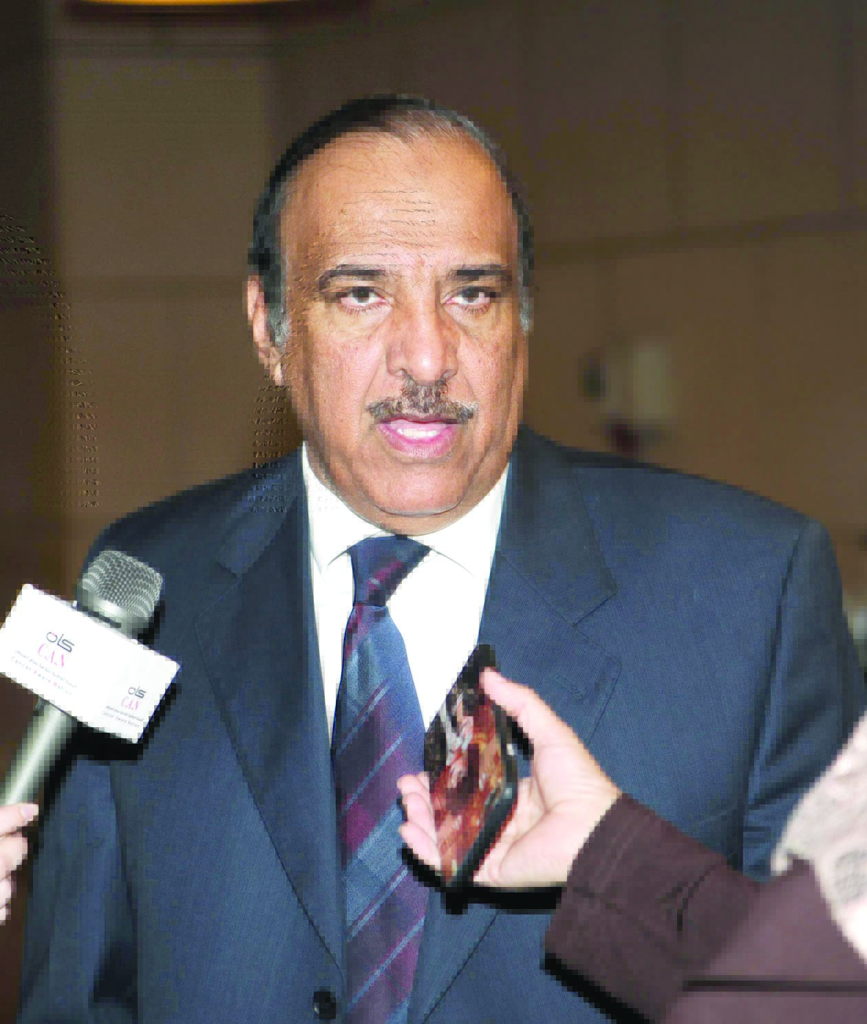 الصالح متحدثاً للصحافيين