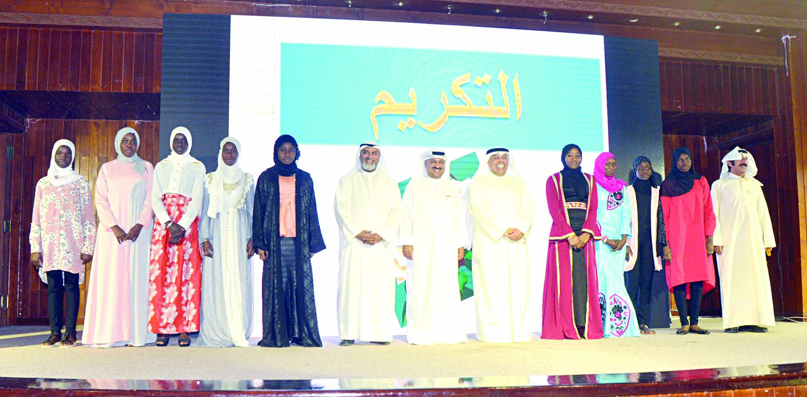 u0627u0644u0645u0642u0635u064au062f u0648u0627u0644u0623u0633u062au0627u0630 u0645u0639 u0637u0627u0644u0628u0627u062a u0645u0643u0631u0645u0627u062at (u062au0635u0648u064au0631 u0646u0627u064au0641 u0627u0644u0639u0642u0644u0629)