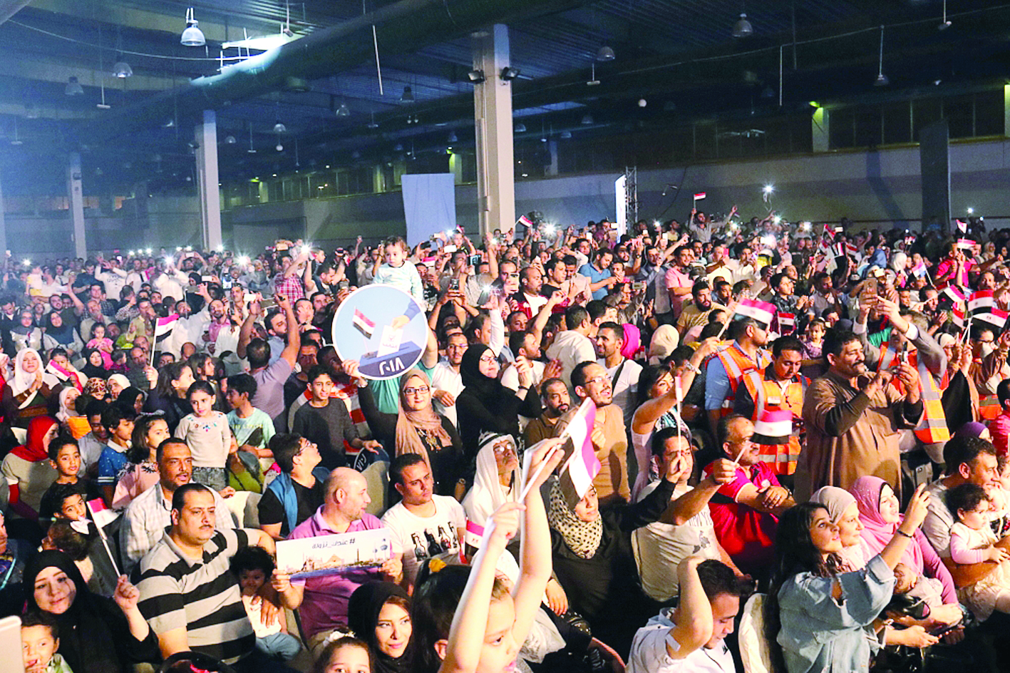 الجمهور يتفاعل مع حكيم