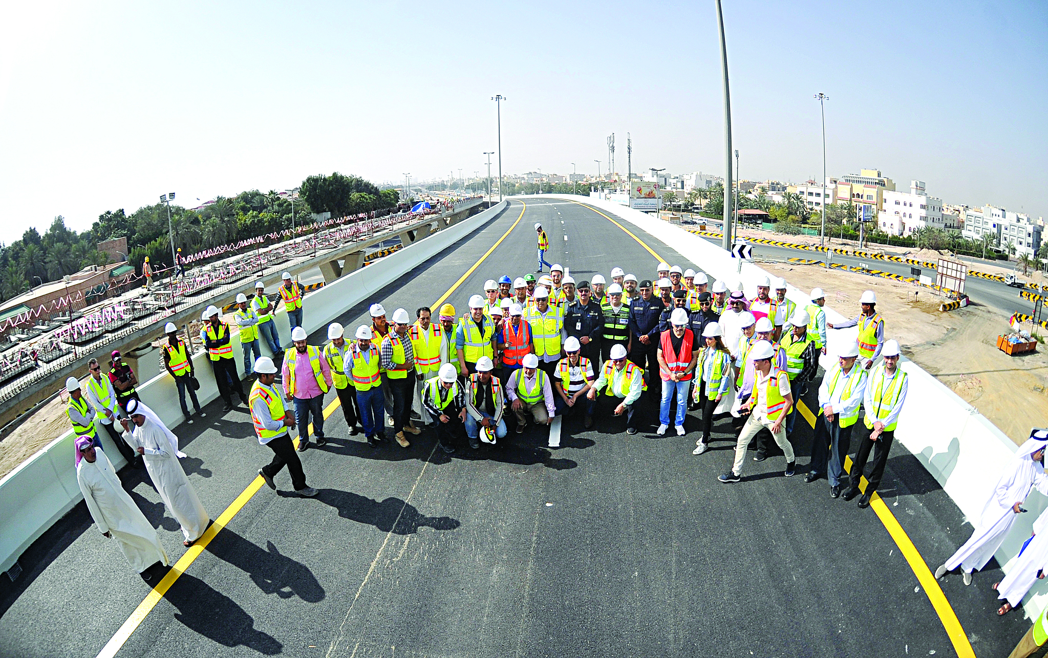 لقطة جماعية لمسؤولي هيئة الطرق وإدارة المرور مع القائمين على المشروع