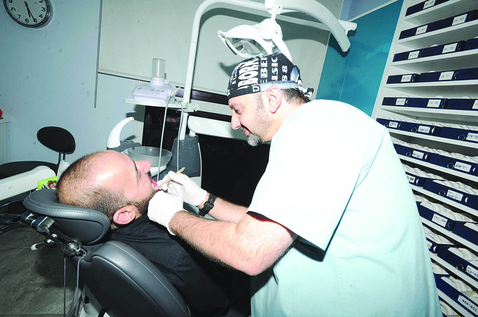 الكندري يعالج أحد المرضى