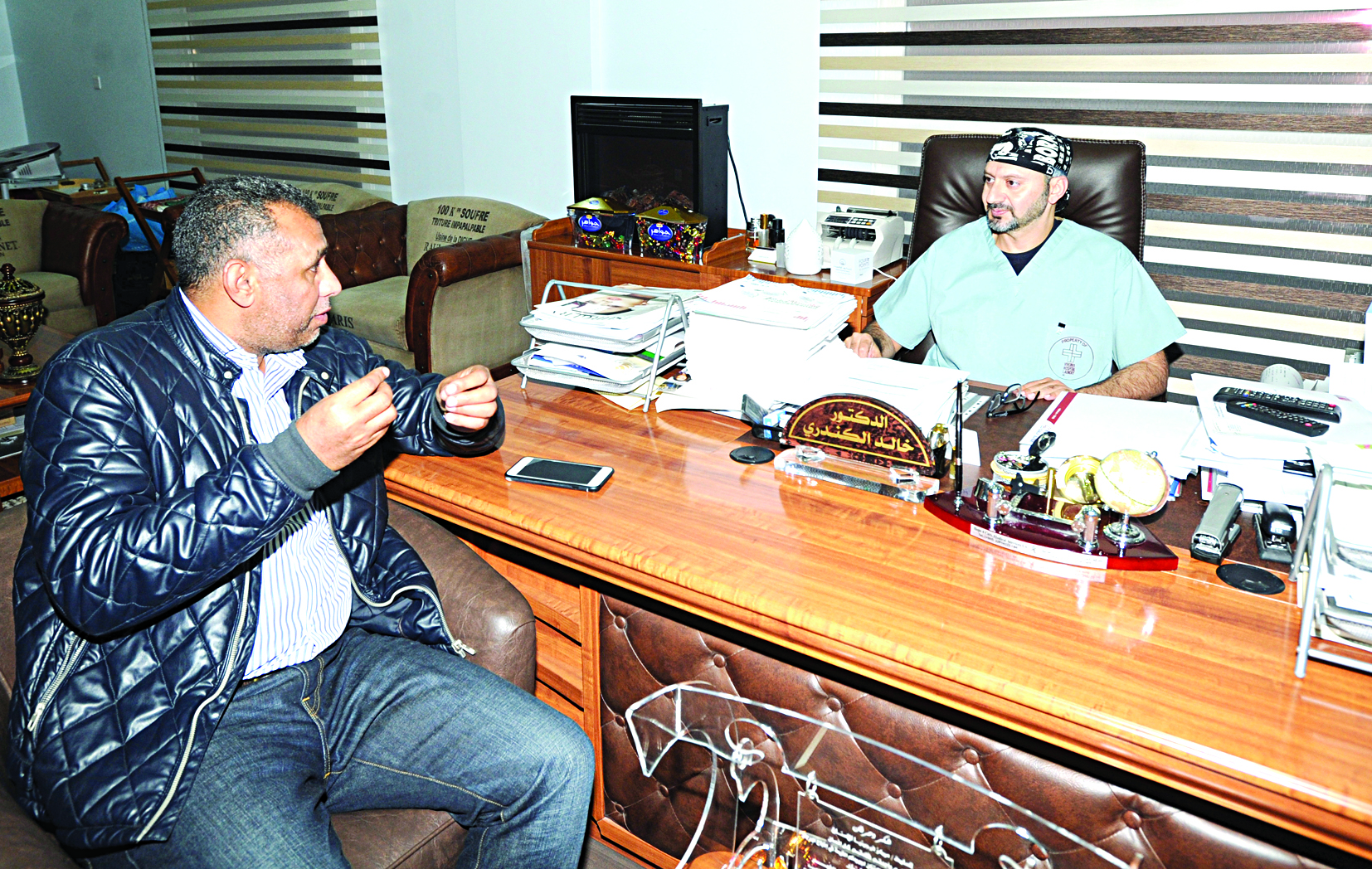 الكندري متحدثاً للزميل عمر العلاس	 (تصوير كرم ذياب)