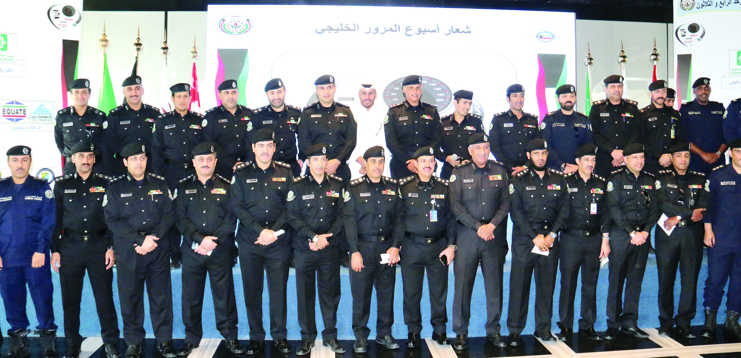 الشويع متوسطا قيادات المرور والضباط المشاركين في اسبوع المرور الخليجي