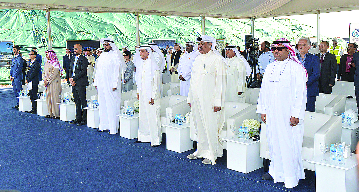 الصباح يتوسط كبار الحضور في بداية الحفل