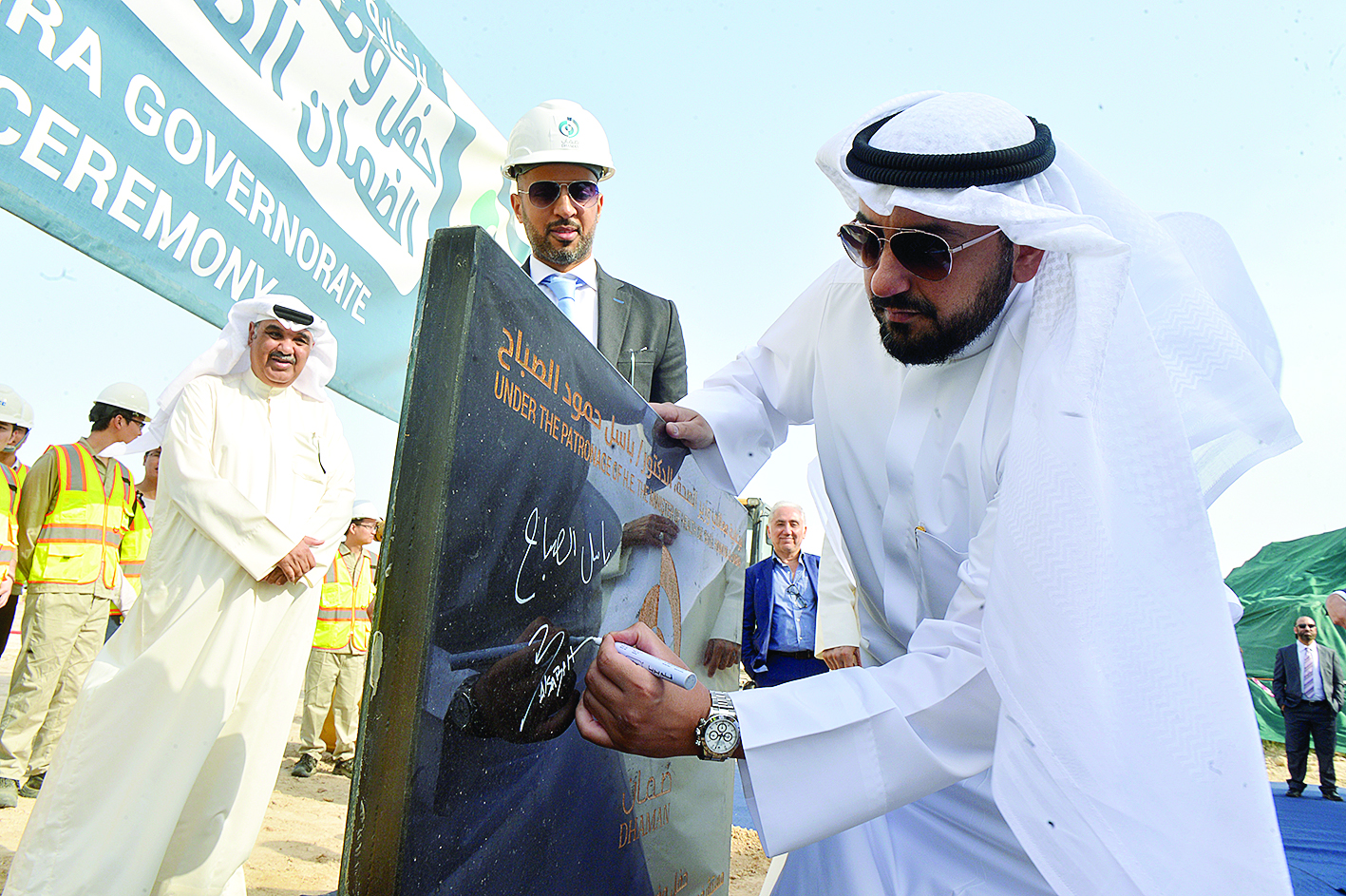 الوزير يوقع على اللوحة التذكارية للمشروع