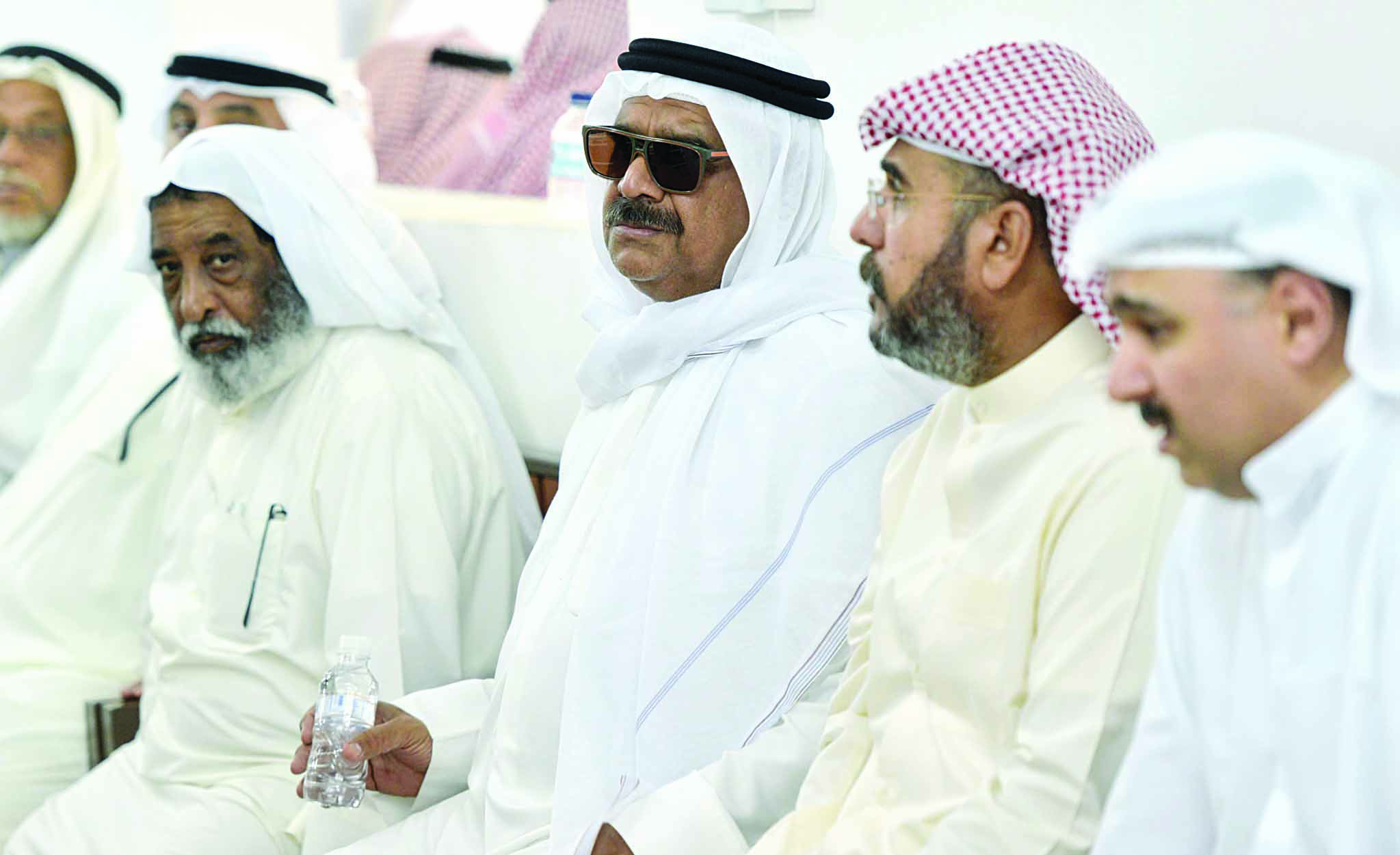 داوود حسين بين المعزِّين 