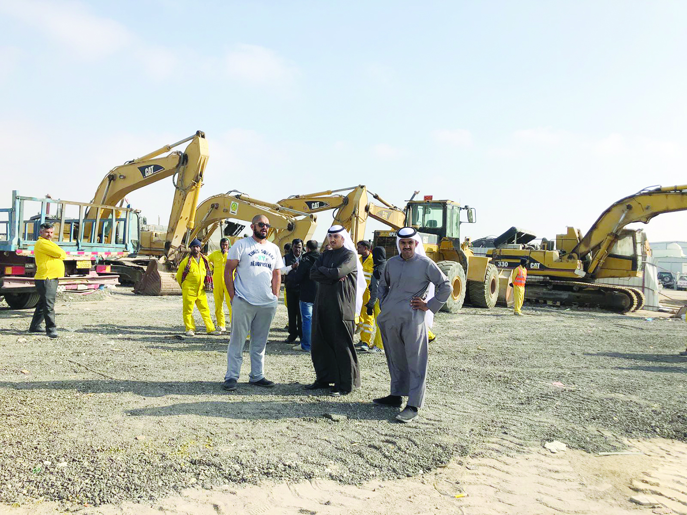 جرافات ومسؤولو البلدية في خدمة القانون