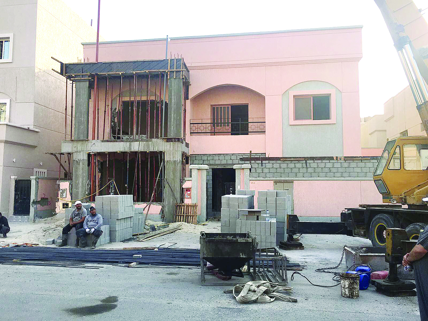 جرافات ومسؤولو البلدية في خدمة القانون