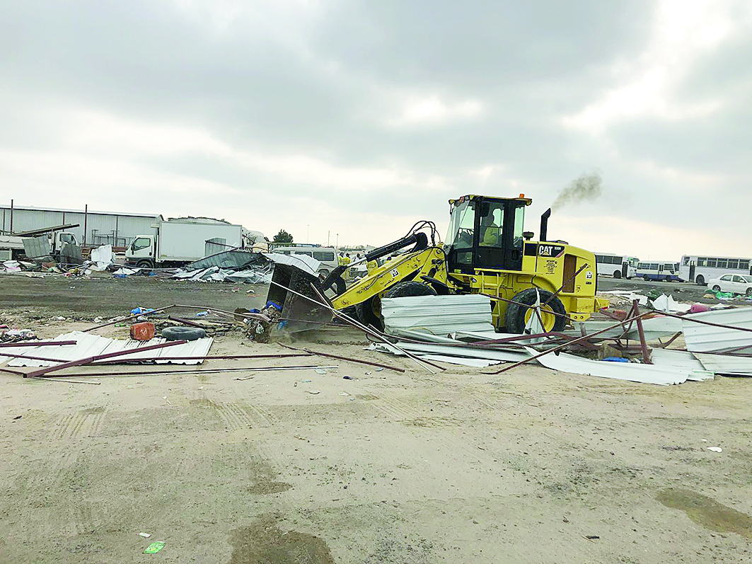 جرافة البلدية تدك مخالفات المتجاوزين
