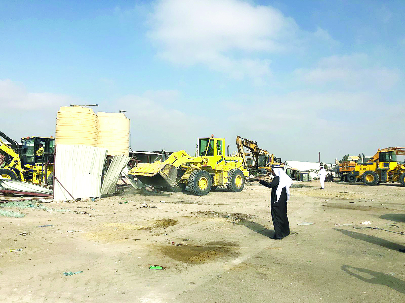 متابعة من مسؤولي البلدية للإزالات