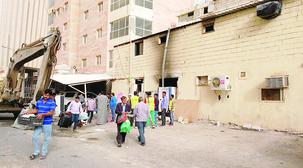 عمالة تخلي البناء قبل إزالته