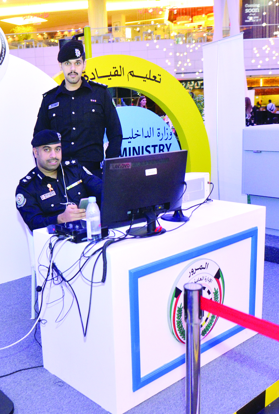 المقدم أحمد عبدالفتاح العلي في جناح «الداخلية» في «الأفينيوز»