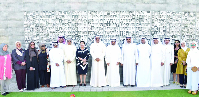 النواف وفاطمة الأمير يتوسطان المشاركين في الافتتاح أمام الجدارية  		(تصوير بسام زيدان)