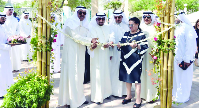 محافظ حولي ومديرة مكتب الشهيد يقصان شريط افتتاح الجدارية