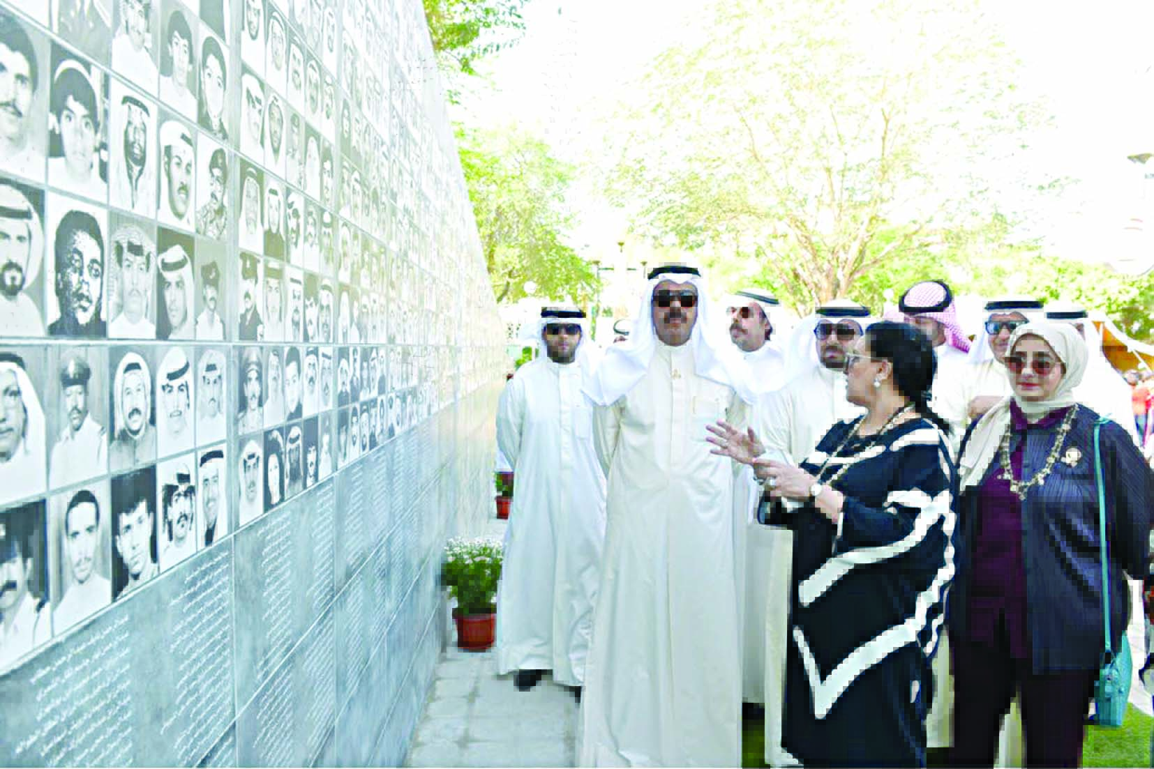 فاطمة الأمير تشرح للنواف عن فكرة الجدارية	 