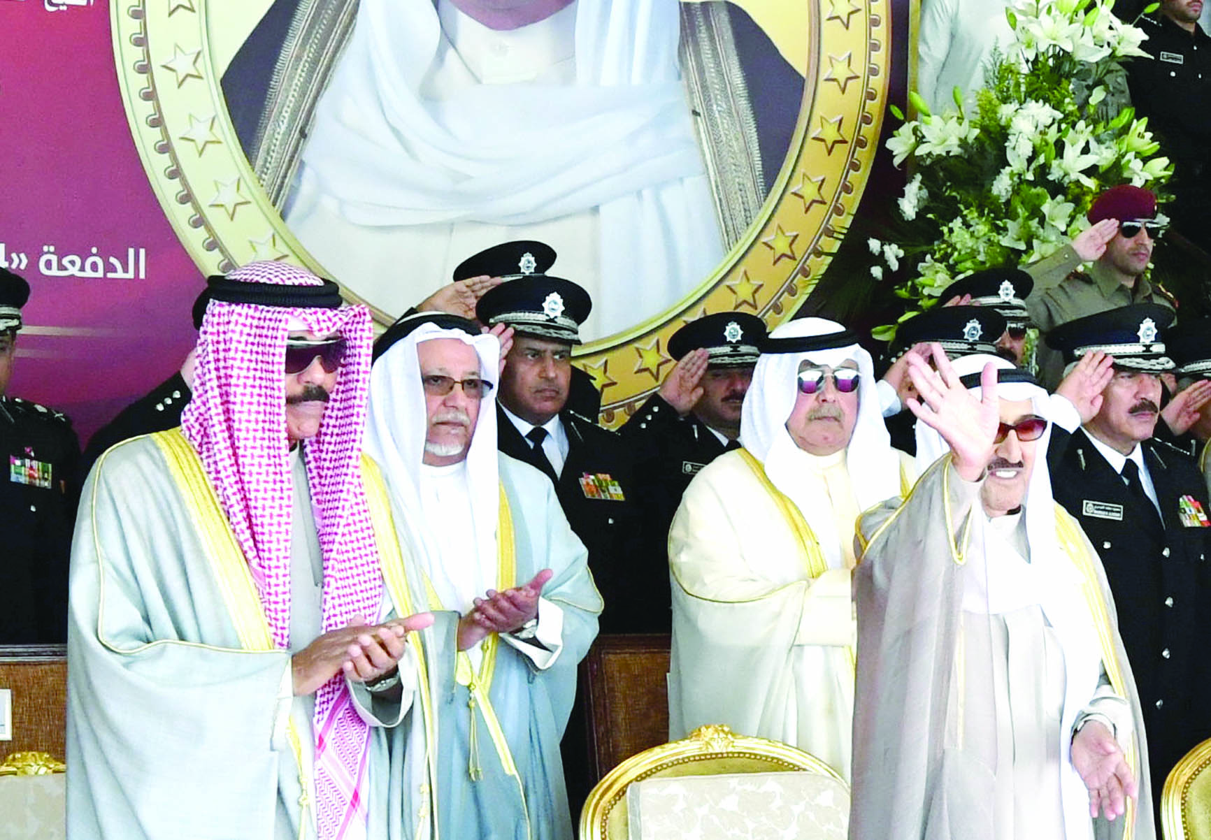 سمو الأمير محيياً الخريجين وبجانبه ولي العهد