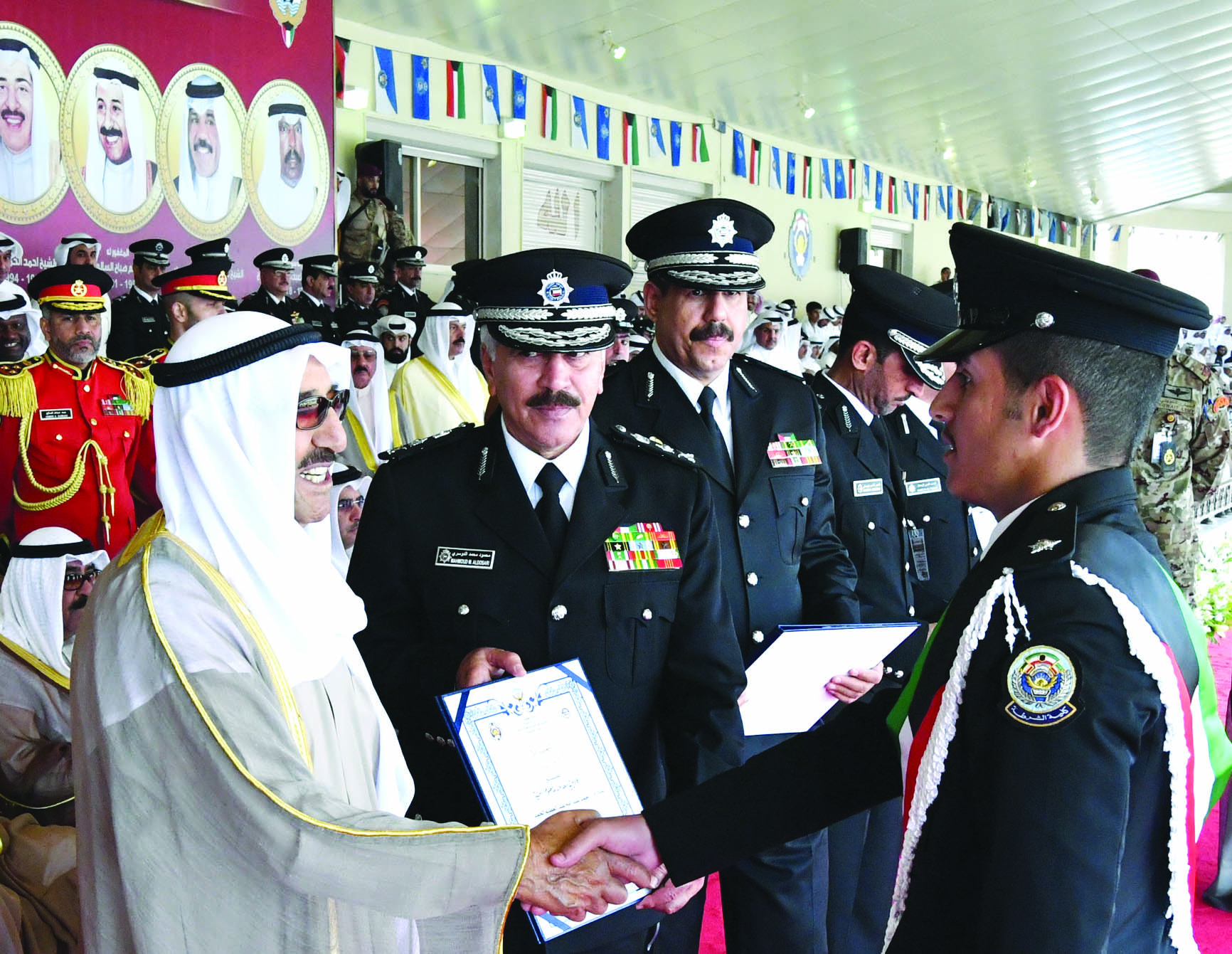 الأمير يصافح خريجاً