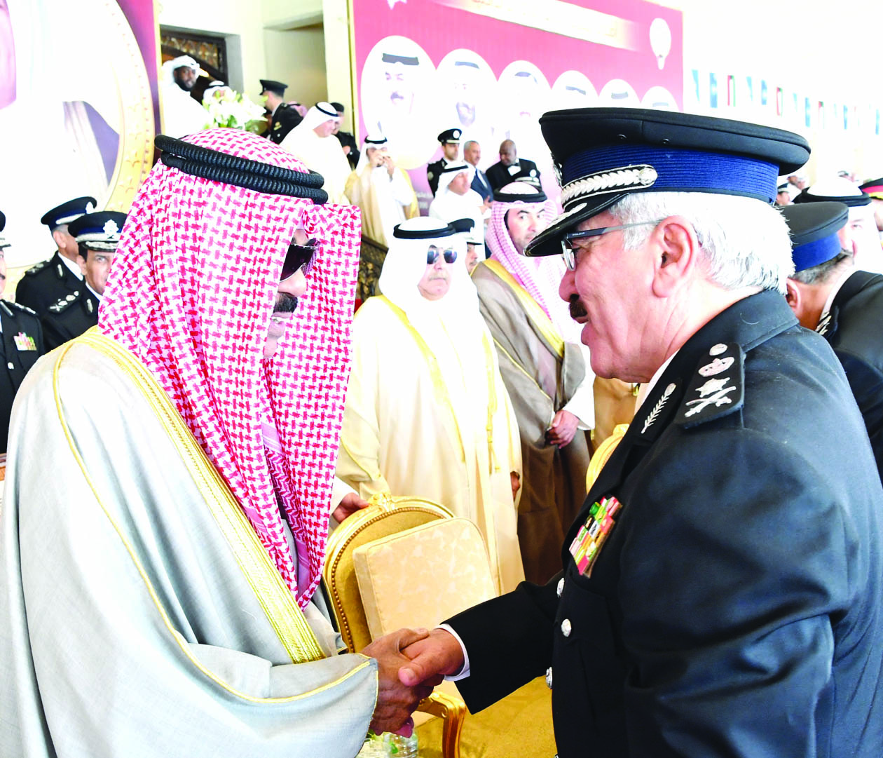 ولي العهد مصافحا الفريق الدوسري