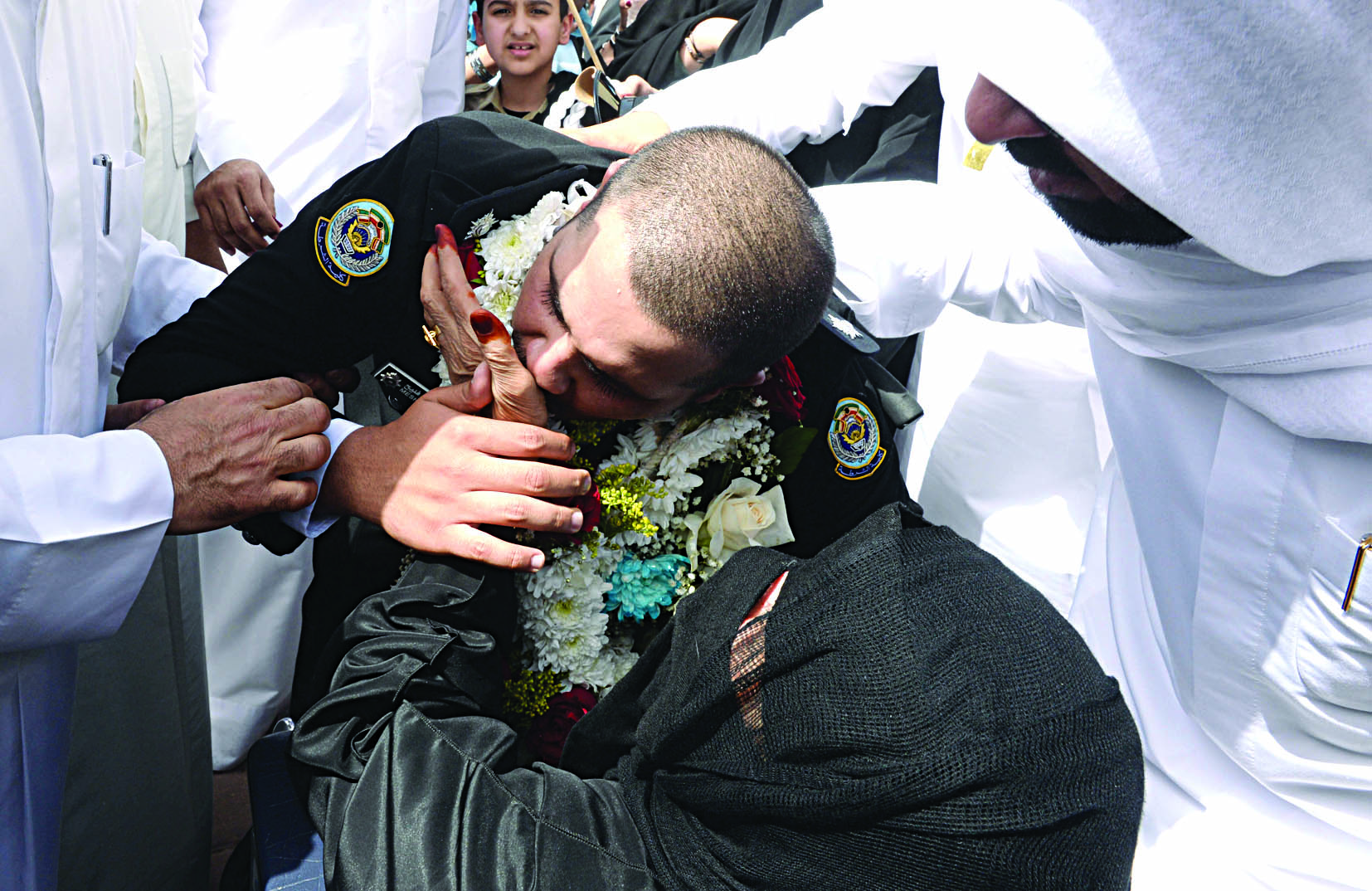 تقبيل يدي ست الحبايب       (تصوير زكريا عطية)