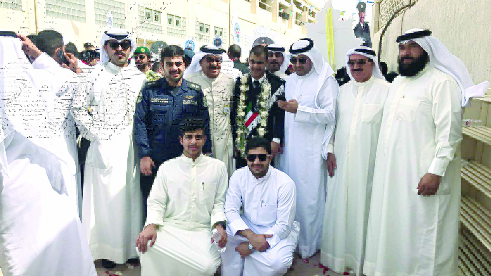 الضابط الخريج علي سالم الواوان مع الأسرة