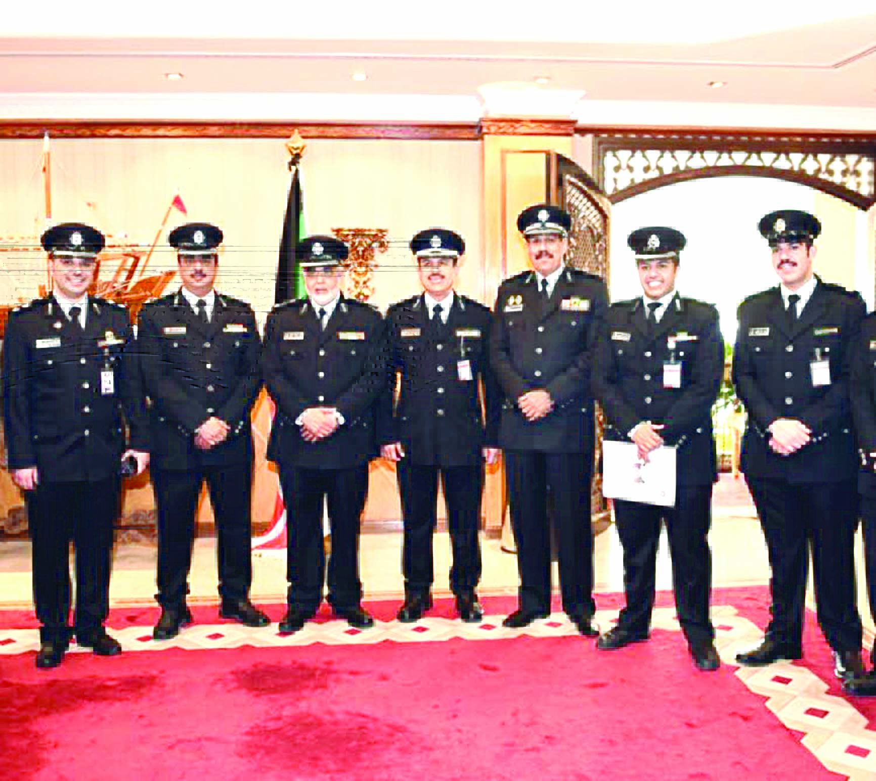 النواف متوسطاً ناصر بوصليب وتوحيد الكندري وعبدالرحمن العثمان وعدداً من الضباط