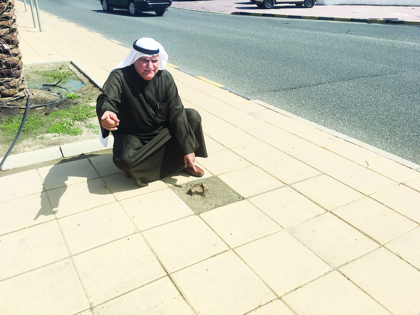 النقي يشير إلى الأوتاد التي تخلفها إعلانات الطرق على الأرصفة