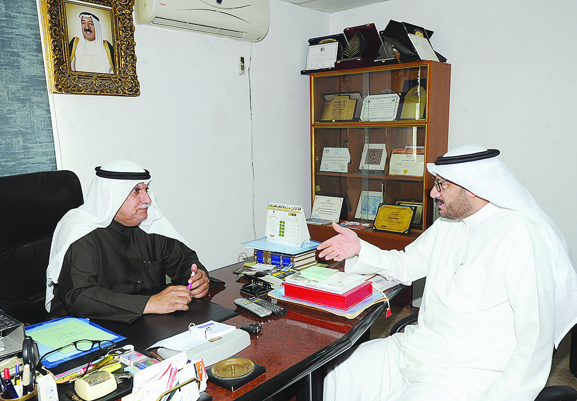 النقي يتحدث للزميل ناصر الفرحان	 (تصوير كرم ذياب)