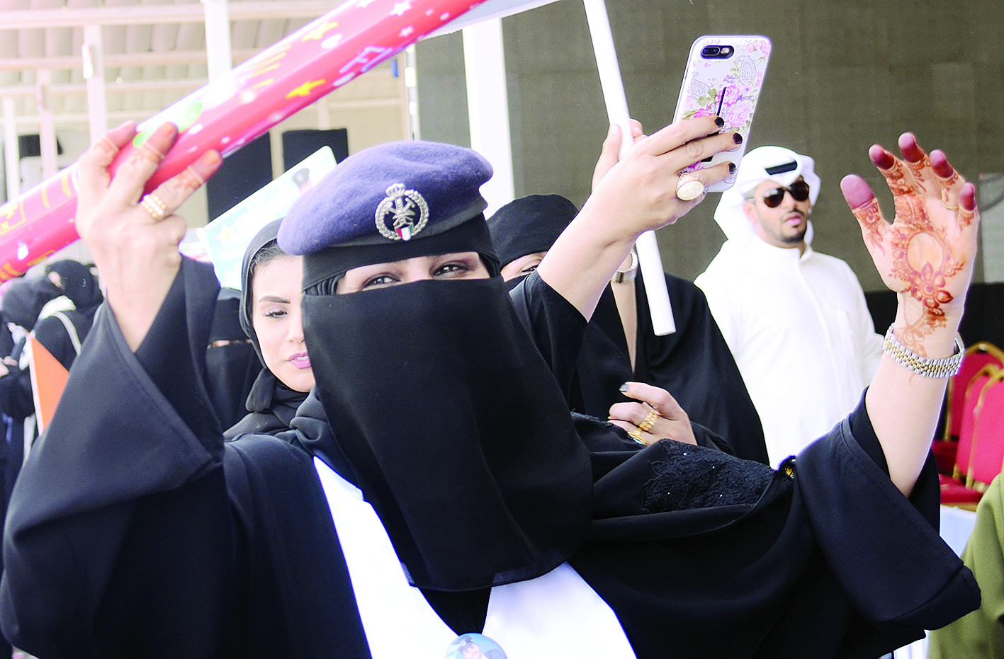 بيريه التخرج على رأس الأم