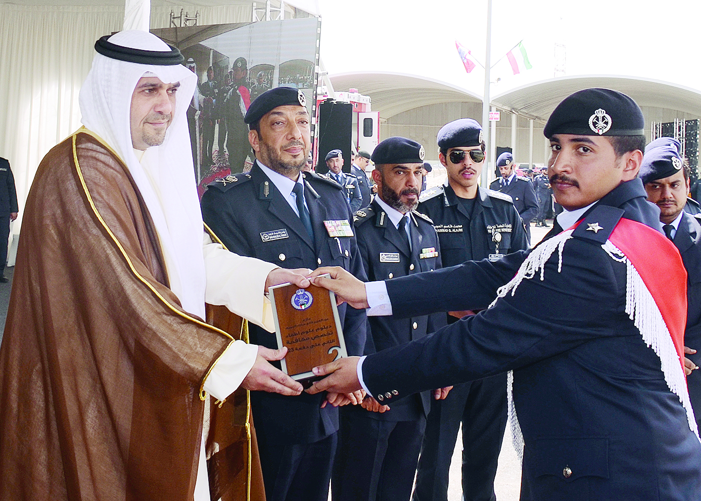 الصالح يكرم المتفوق عبدالعزيز فلاح الحجرف