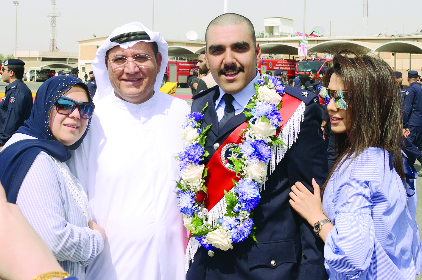 فرحة الأهل بتخرج ابنهم