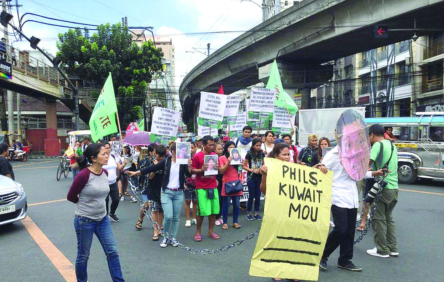 u062au0638u0627u0647u0631u0627u062a u0641u064au0644u0628u064au0646u064au0629 u0645u0646u062fu062fu0629 u0628u0627u062au0641u0627u0642u064au0629 u0627u0644u0639u0645u0627u0644u0629 u0645u0639 u0627u0644u0643u0648u064au062a