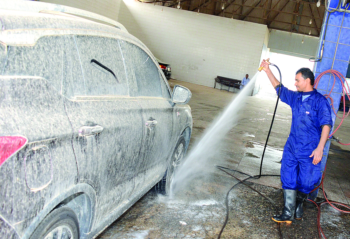 حتى في محطات غسيل السيارات الإسراف سيد الموقف 