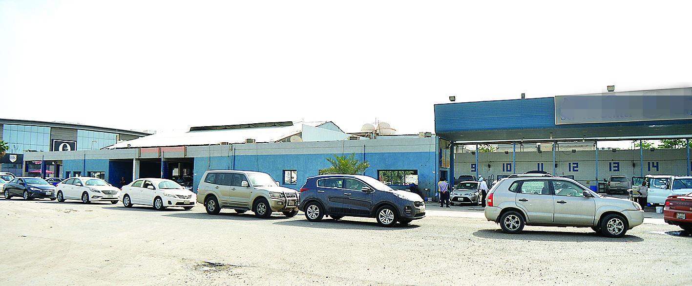 طابور سيارات يقف أمام إحدى محطات الغسيل	 (تصوير زكريا عطية)