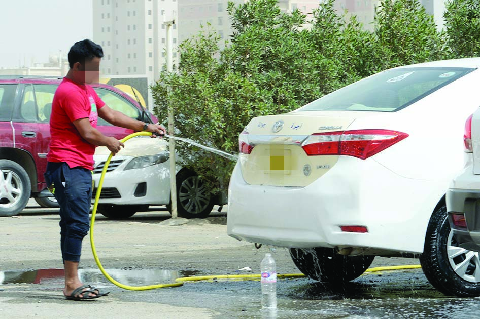 غسل السيارة بمياه الوزارة 