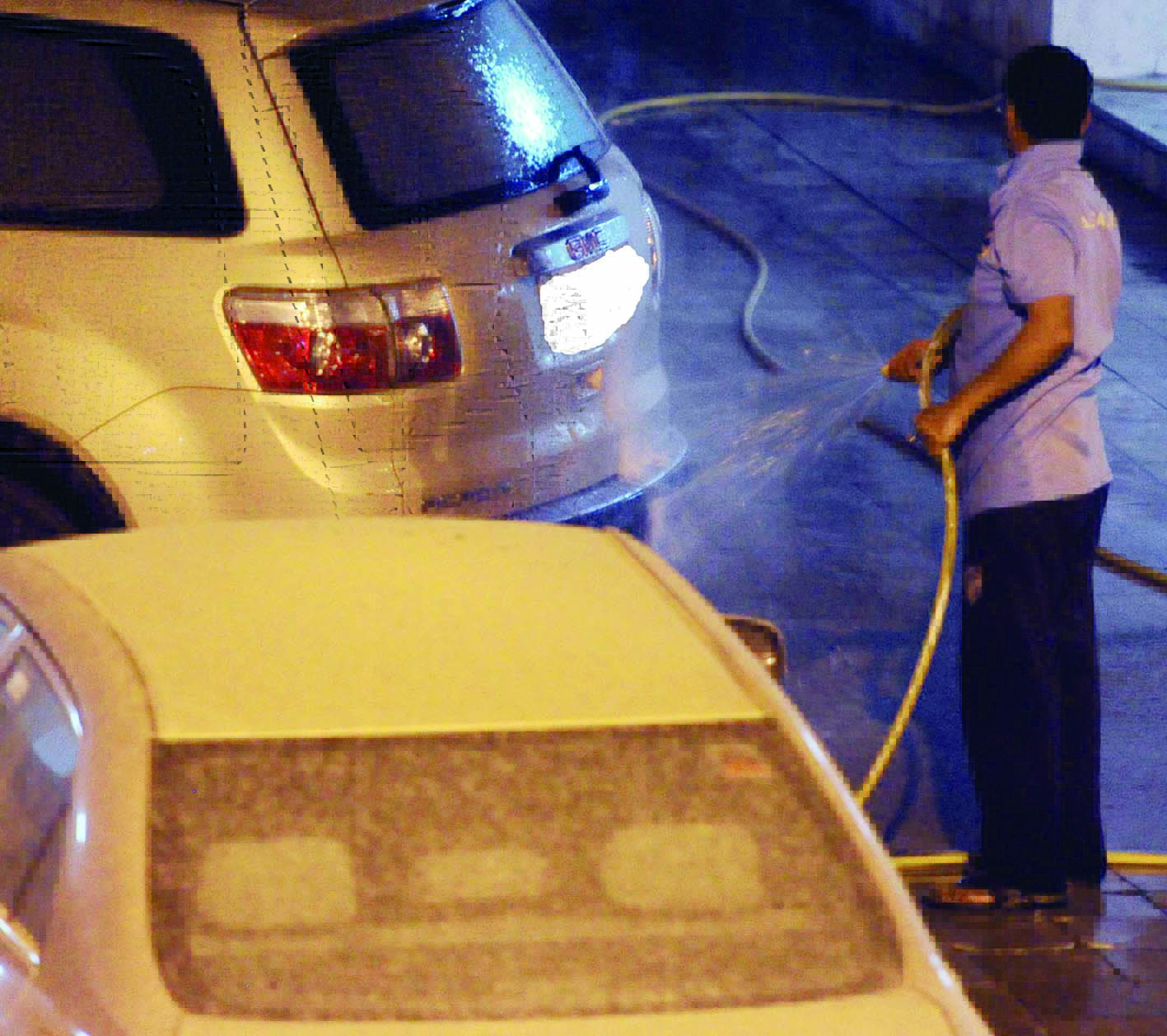 هدر... تحت جنح الظلام 	(تصوير طارق عزالدين)