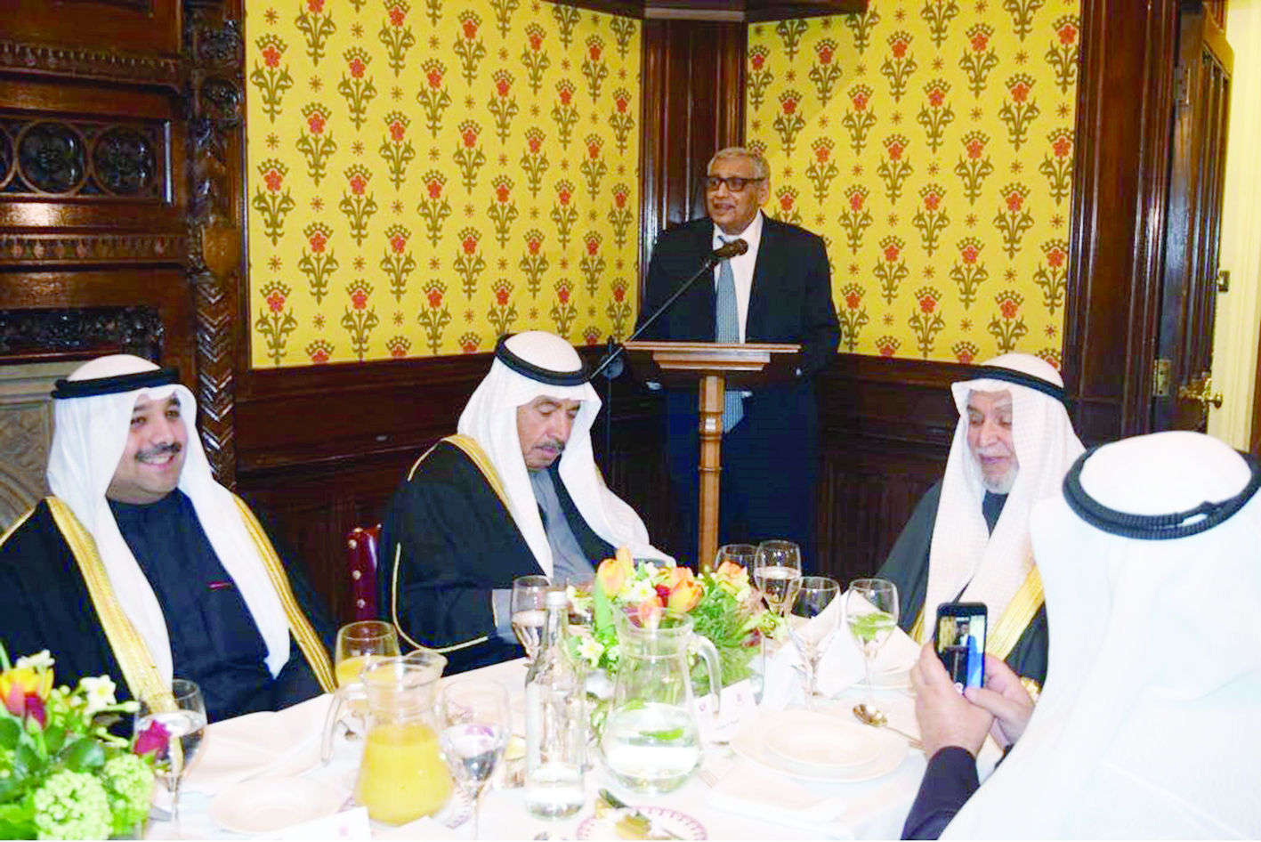 u0648u0643u064au0644 u0627u0644u062fu064au0648u0627u0646 u0627u0644u0623u0645u064au0631u064a u0644u0634u0624u0648u0646 u0627u0644u0623u0633u0631u0629 u0645u0639 u0639u062fu062f u0645u0646 u0627u0644u0634u062eu0635u064au0627u062a u0627u0644u0643u0648u064au062au064au0629 u062eu0644u0627u0644 u0627u0644u062du0641u0644 