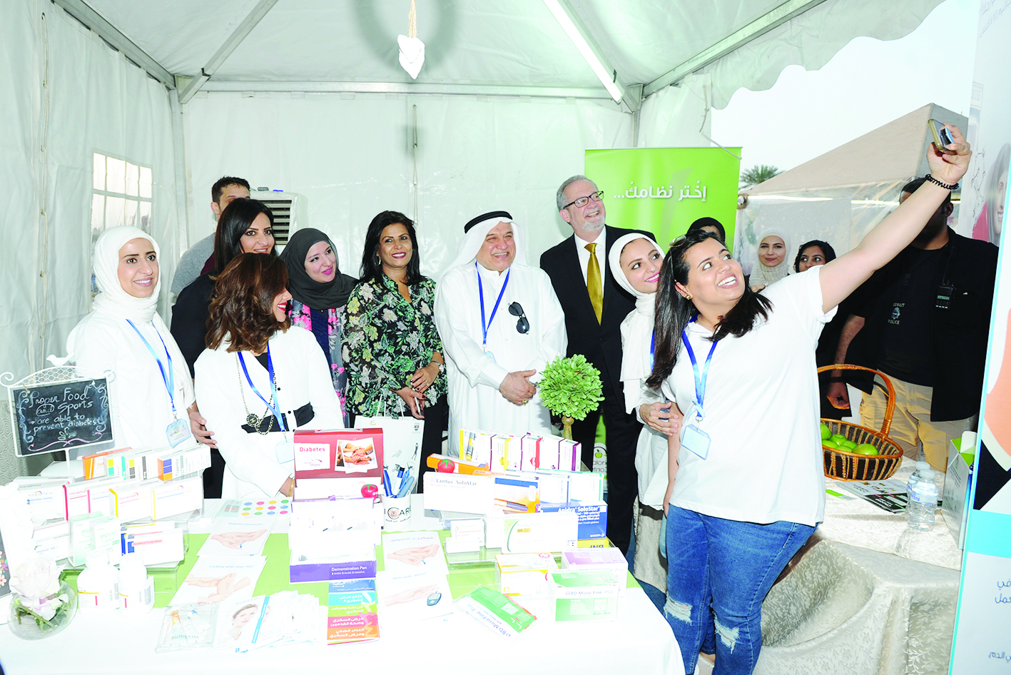 u00abu0633u064au0644u0641u064au00bb u0645u0639 u0625u062fu0627u0631u0629 u00abu0643u064au0628u0643u0648u00bb u0648u0627u0644u0633u0641u064au0631 u0627u0644u0623u0645u064au0631u0643u064a  t   (u062au0635u0648u064au0631 u0643u0631u0645 u0630u064au0627u0628) 