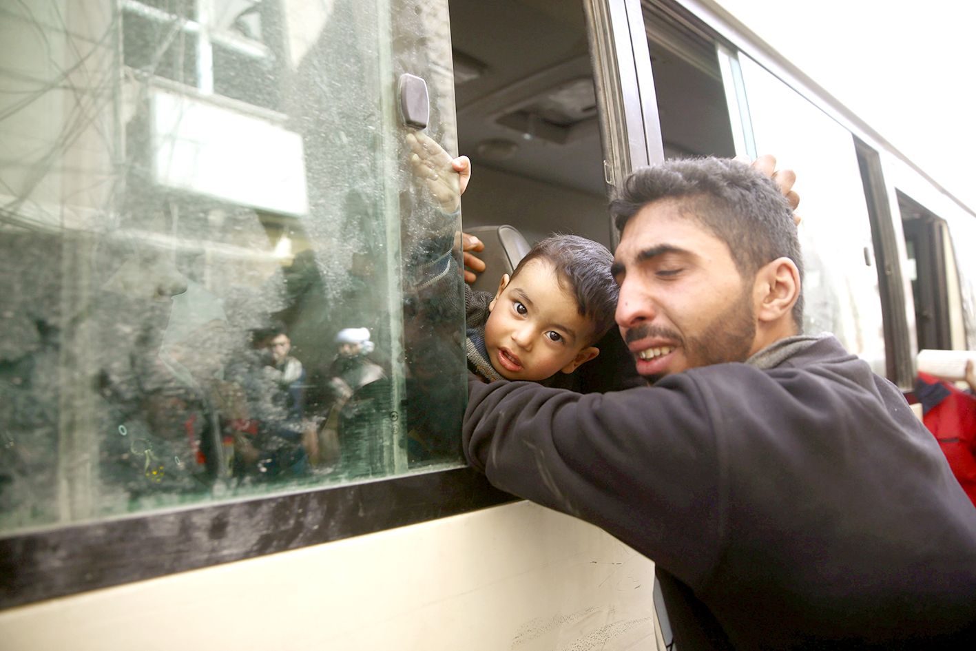 u0633u0648u0631u064a u064au062du062au0636u0646 u0637u0641u0644u0647 u0628u062au0623u062bu0631 u0642u0628u0644 u062eu0631u0648u062cu0647 u0645u0639 u0627u0644u0645u062fu0646u064au064au0646 u0627u0644u0645u064fu0647u062cu0651u0631u064au0646 u0645u0646 u062fu0648u0645u0627 u0641u064a u0627u0644u063au0648u0637u0629 u0627u0644u0634u0631u0642u064au0629 u0644u062fu0645u0634u0642 t(u0631u0648u064au062au0631u0632)