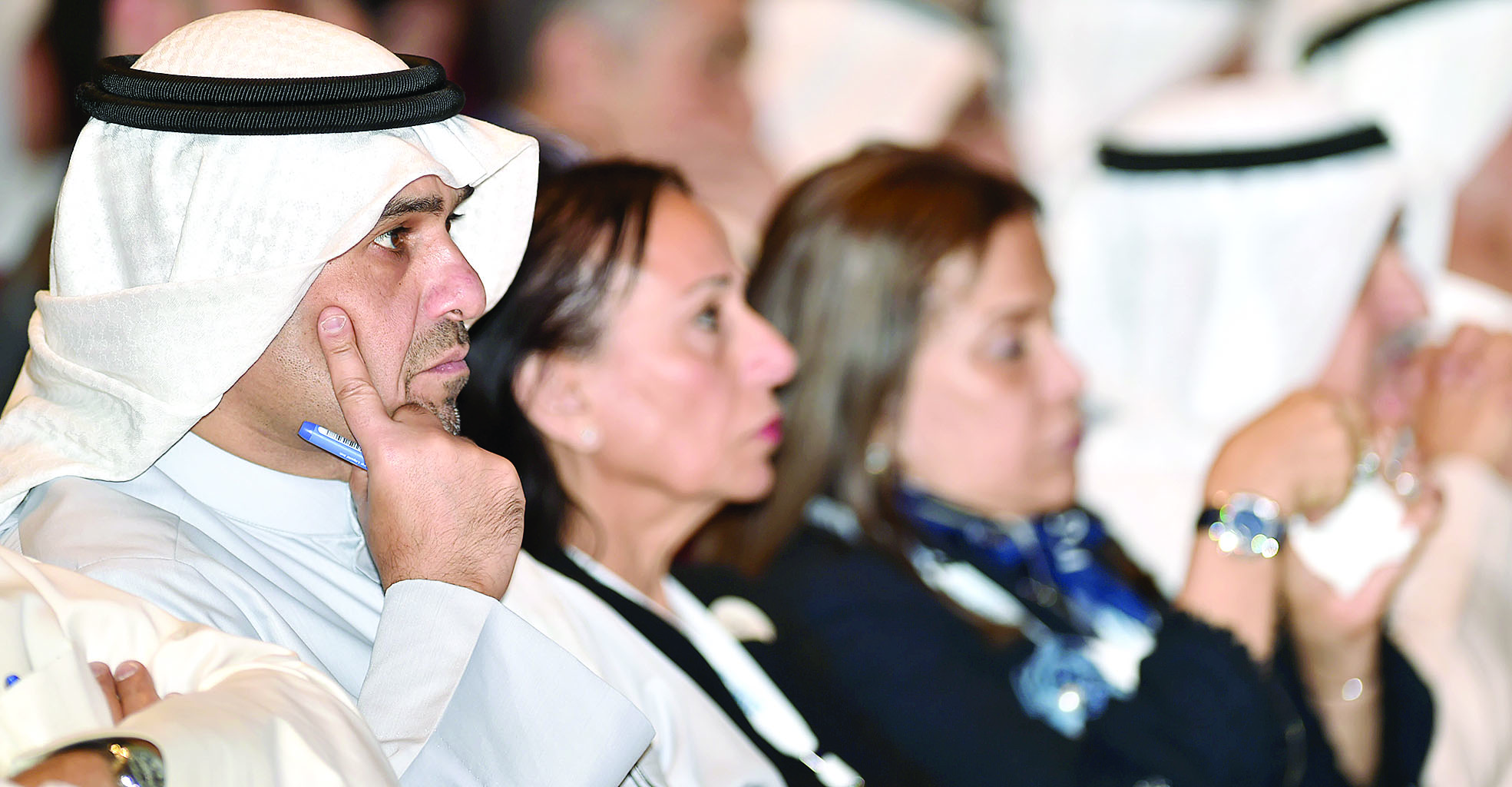 الصالح مستمعاً إلى المداخلات وتبدو شيخة البحر