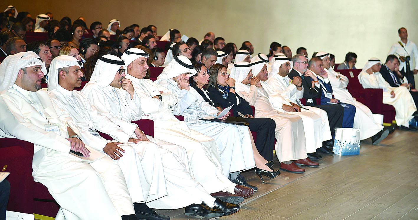 جانب من الحضور ويبدو صلاح الفليج ومازن الناهض