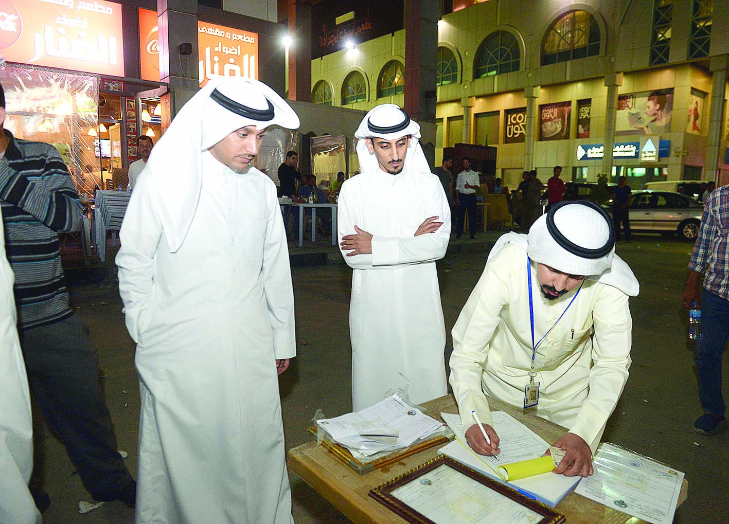 فريق البلدية يخالف أحد المقاهي