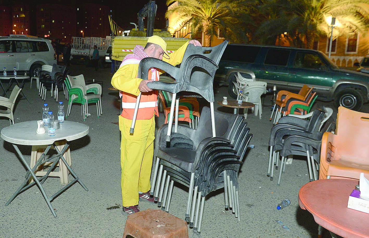 عامل البلدية يرفع الكراسي والطاولات من أملاك الدولة