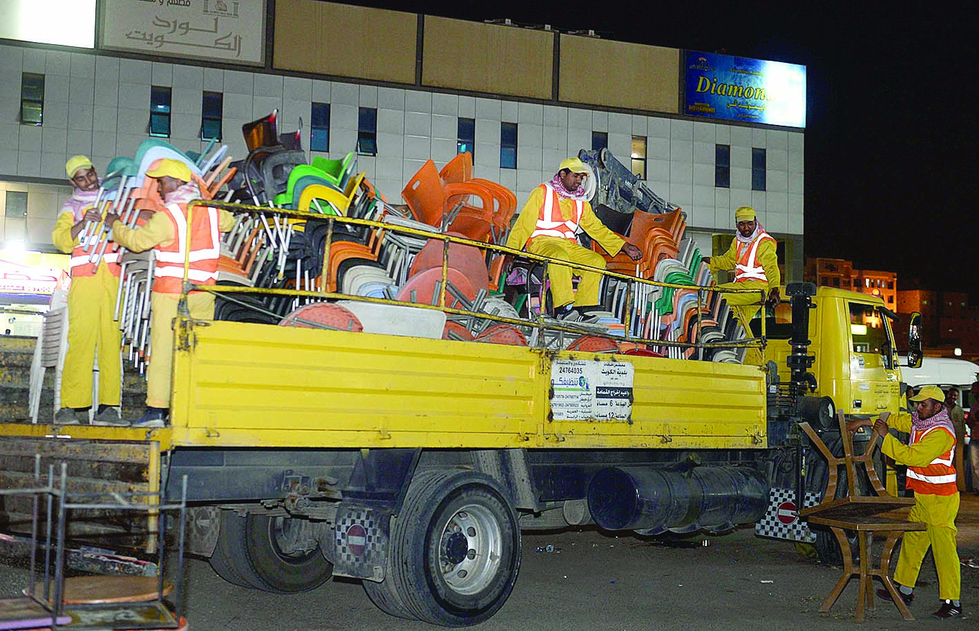 الكراسي والطاولات إلى حجز البلدية 