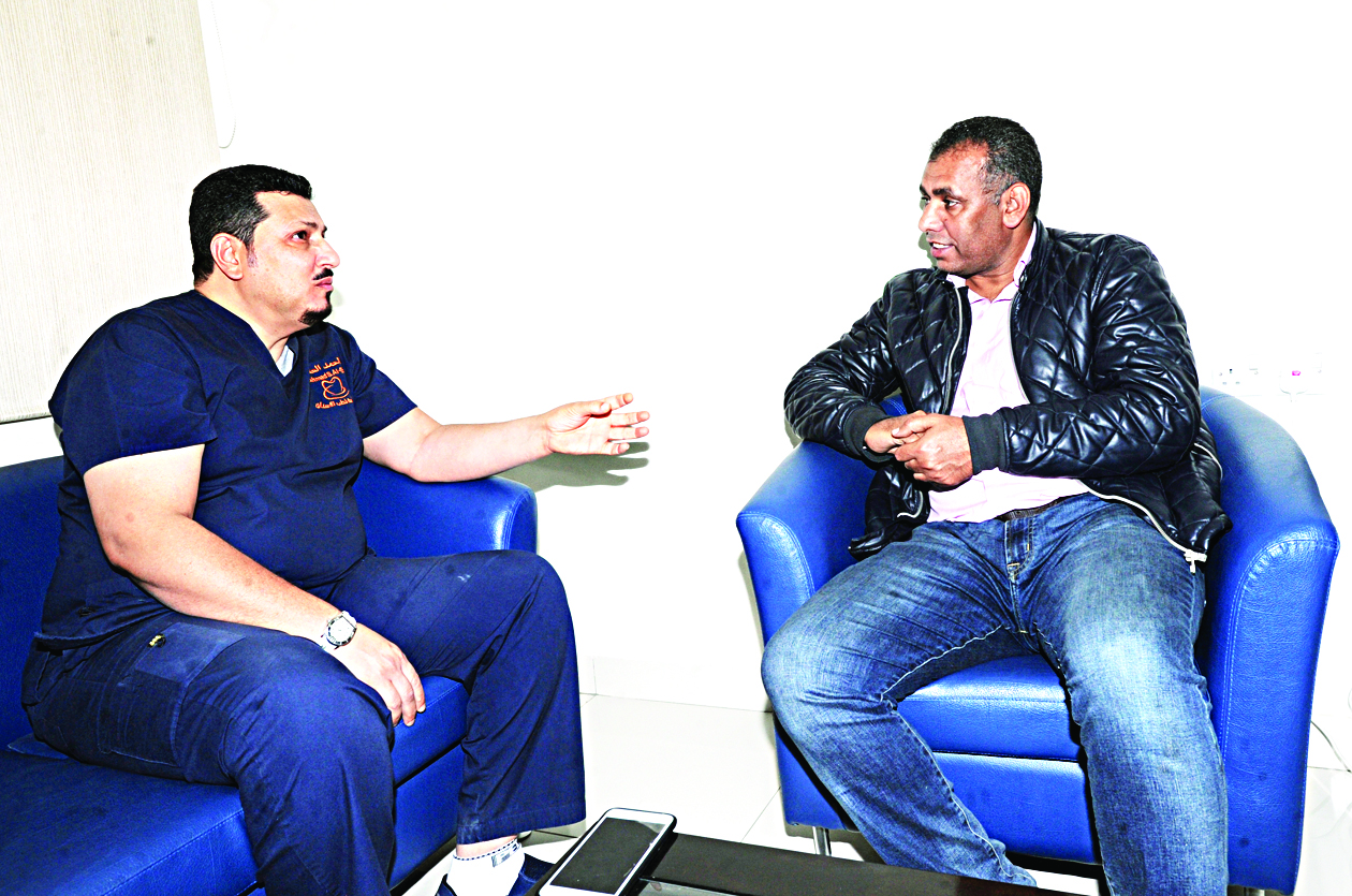  العنزي متحدثا للزميل عمر العلاس 	(تصوير كرم ذياب)