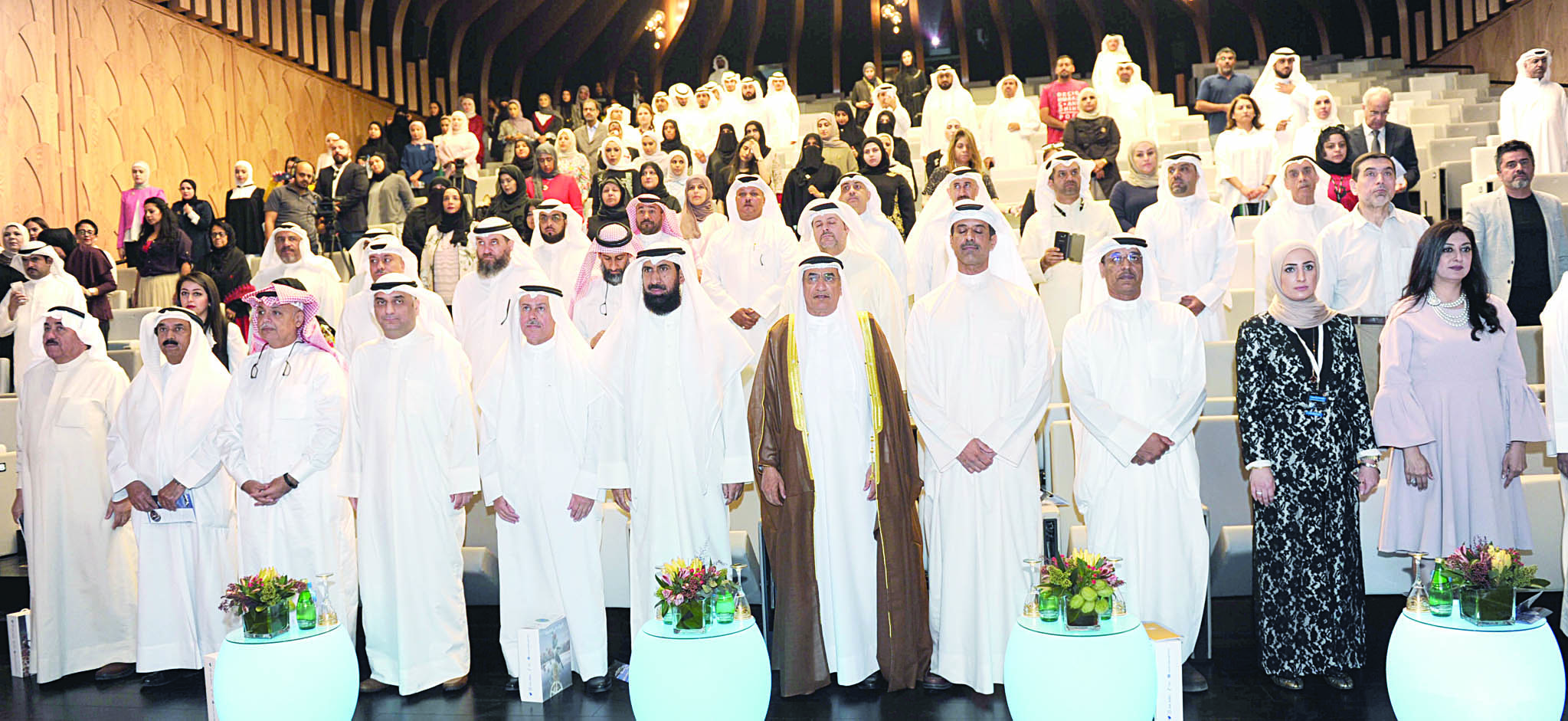 ... ويتوسط كبار الحضور مع بدء الحفل      (تصوير طارق عزالدين)